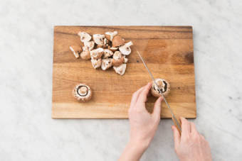 Champignons vierteln