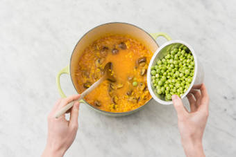 Gemüse zum Reis dazugeben