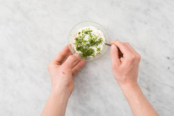 JOGHURT-DIP ZUBEREITEN