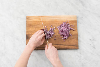 Zwiebeln klein hacken