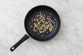 Pijnboompitten roosteren