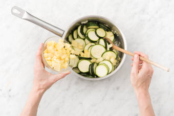 Ajoutez du fromage et laisser le fondre.