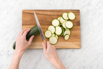 Coupez la courgette en tranches.