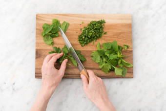 Coupez les feuilles de radis finement.