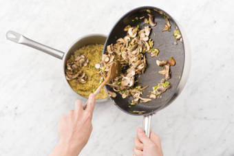 Ajouter les champignons à l'orzo.