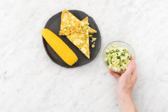 Servir avec la salade de concombre.