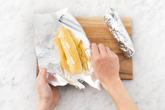 Poser l'épi de maïs sur une feuille aluminium.