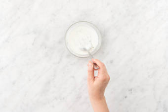 Faire une sauce au yaourt.