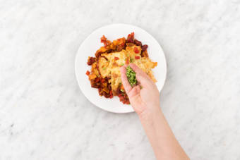 Garnir de piment vert.