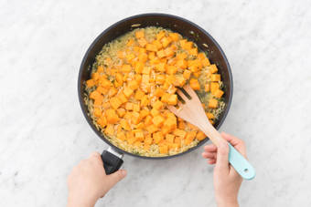 Ajouter les dés de potiron à l'orzo