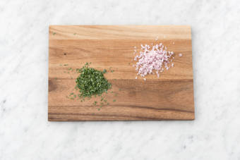 Émincer l'échalote et couper l'estragon