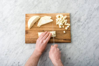 Couper le céleri-rave