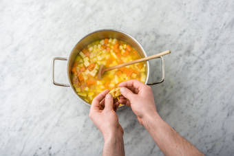 Émietter le cube de bouillon