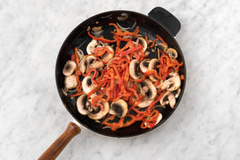 Cuire les champignons et le poivron