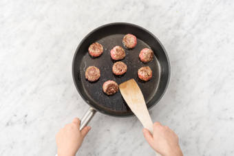 Faites dorer les boulettes