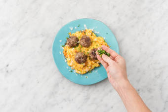 Garnissez du reste de ciboulette