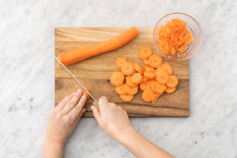 Épluchez et coupez les carottes