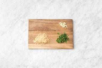 Hachez le gingembre, la coriandre et les cacahuètes