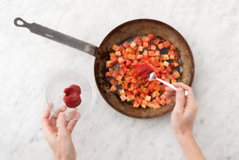 Ajouter le concentré de tomate, la harissa