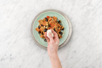 Garnir de coriandre et de feta