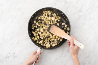 Ajouter l’aubergine, le thym, les olives et 2 cs d’eau par personne, puis, à couvert, cuire 10 à 12 minutes à feu moyen-doux.