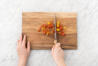 Détailler les tomates semi-séchées