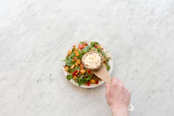 Servir le portobello sur la salade