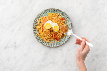 Découper l’œuf coco en deux et accompagner du resto de coco râpée.