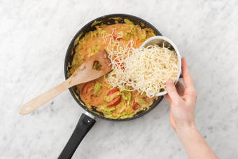 Après les avoir égouttées, les ajouter au wok