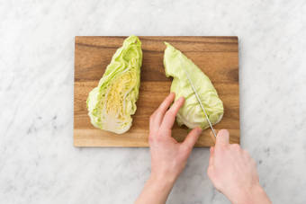 Découper le chou pointu en quarts