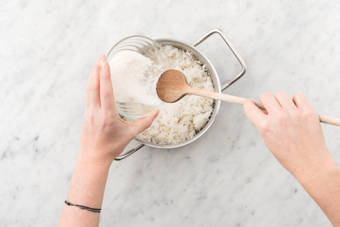 Mélanger la noix de coco au riz