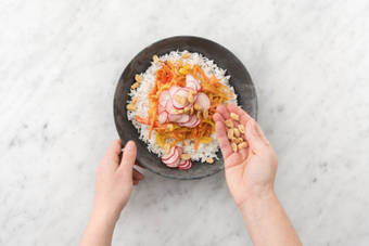 Garnir avec les cacahuètes salées