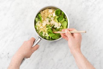 Ajoutez le fenouil ainsi que la moitié de la mâche et du chèvre à l’orge perlé, puis mélangez. Salez et poivrez.