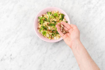 Garnissez de noix de pécan et du reste de fromage de chèvre.