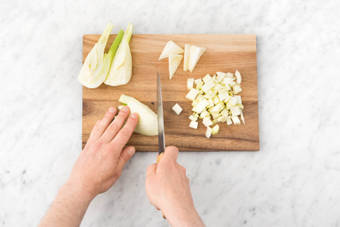 Découpez le fenouil en quarts, ôtez le cœur dur et émincez en lamelles.