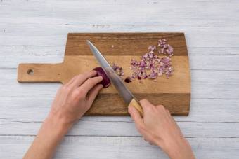 Émincer l'oignon rouge et l'ail