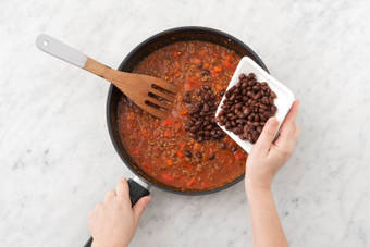 Ajouter les haricots noirs