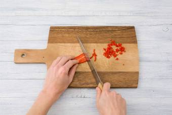 Émincer le piment rouge