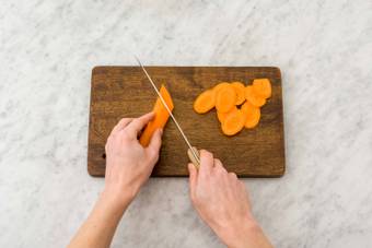 Découper la carotte en rondelles