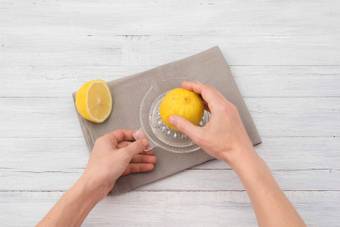 Presser le jus du citron