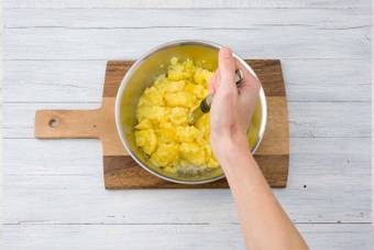 Écraser les pommes de terre