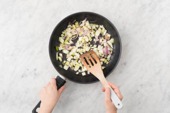 Cuire l'oignon rouge et le fenouil