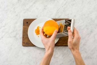 Râper l'écorce de l'orange