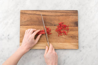 Découper le piment rouge