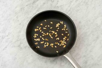 Griller les pignons de pin