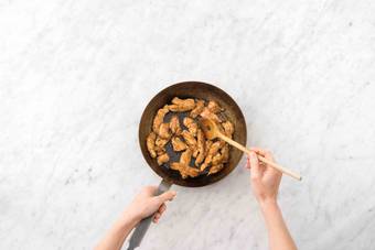 Faire brunir l'émincé de filet de porc