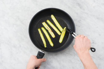 Cuire les rubans de courgette
