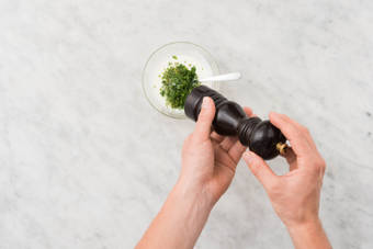 Préparer le yoaurt aux herbes