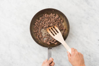 Cuire le steak haché