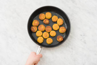 Faire dorer les falafels